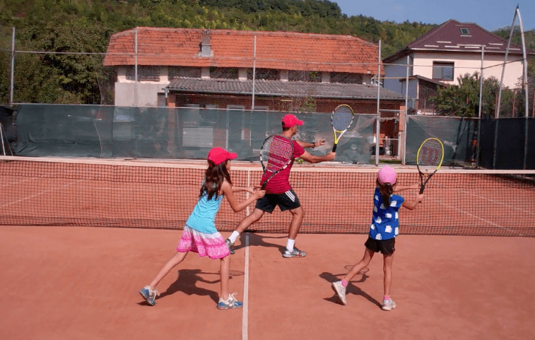 teaching children tennis