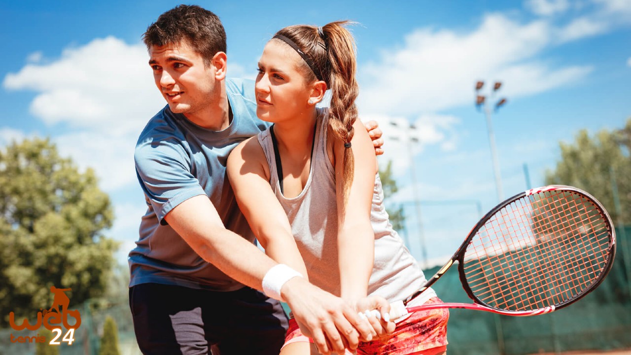 Девушка рядом с теннисистом. Лови момент с теннисом. Girl with a Tennis Racket and VR Glasses.