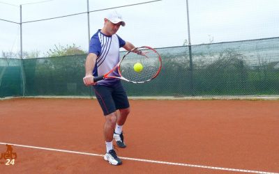 One-Handed vs Two-Handed Backhand: Pros, Cons & How to Choose