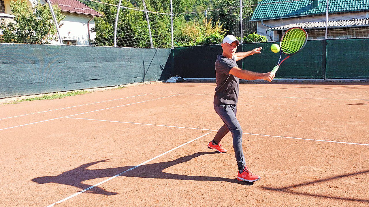 tennis backhand volley